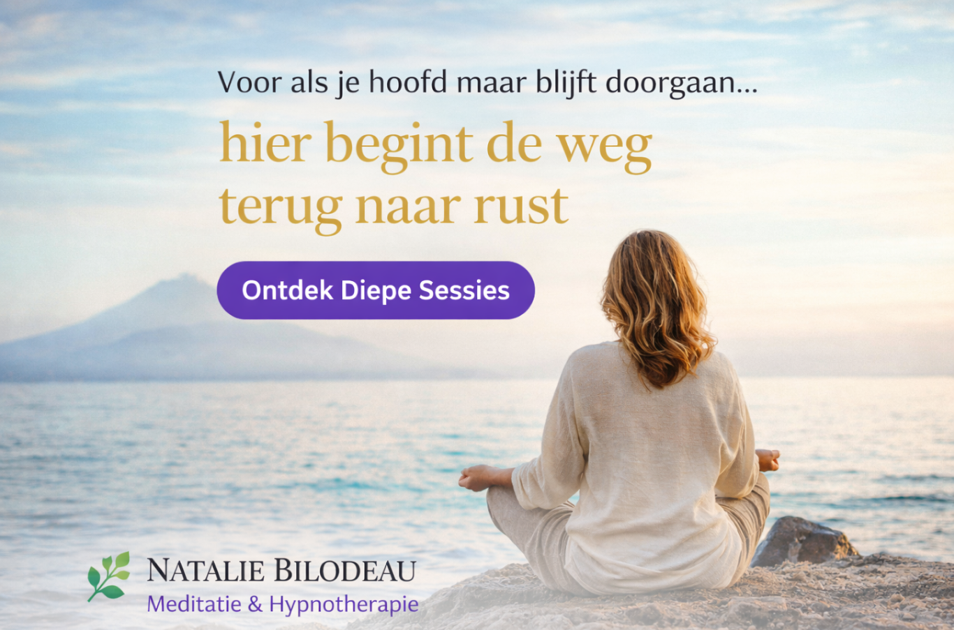 Vrouw mediteert met uitzicht op een berg, met tekst over rust en meditatie.